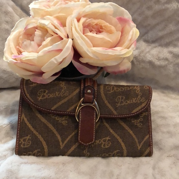Gorgeous brown Dooney & Bourke signature wallet - Picture 5 of 16